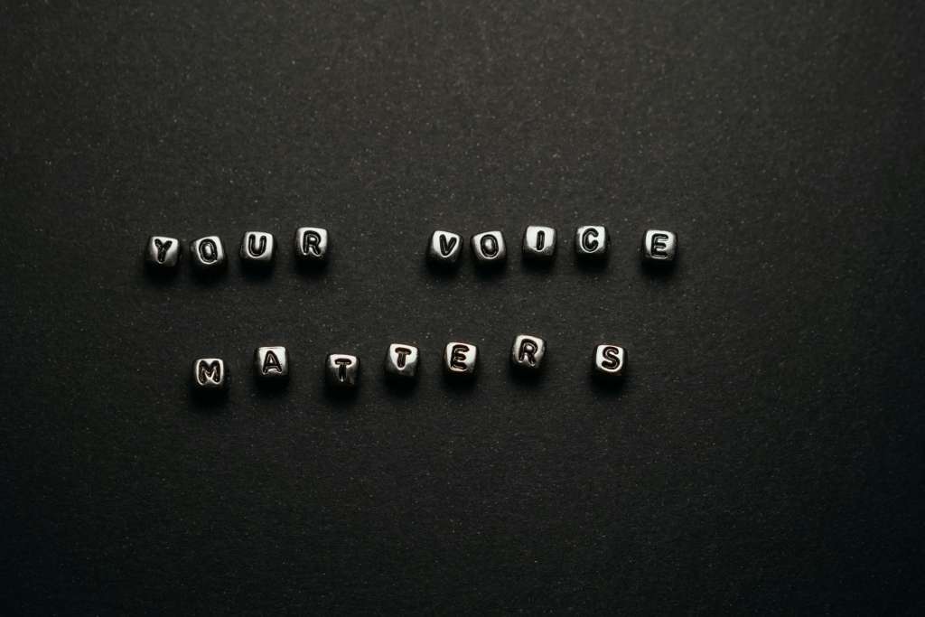 Schwarzer Hintergrund, Schmucksteine mit Aufschrift: Your Voice Matters