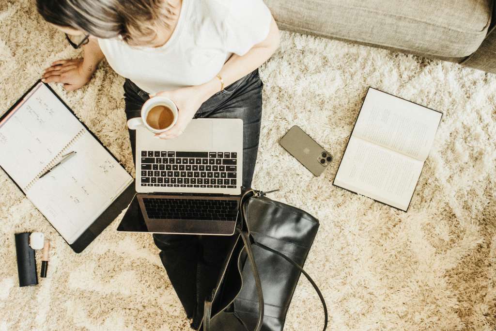Autorin arbeitet an ihrem Manuskript mit hilfreichen Tipps zum Korrektorat